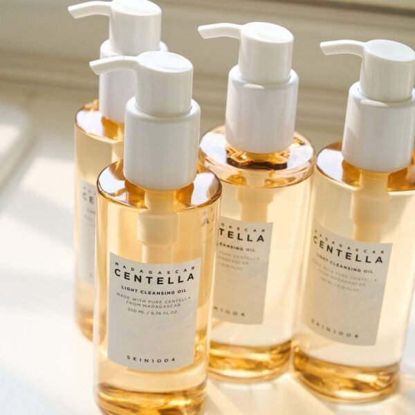 SKIN1004 Madagascar Centella Light Cleansing Oil 200ml - Imagen 3